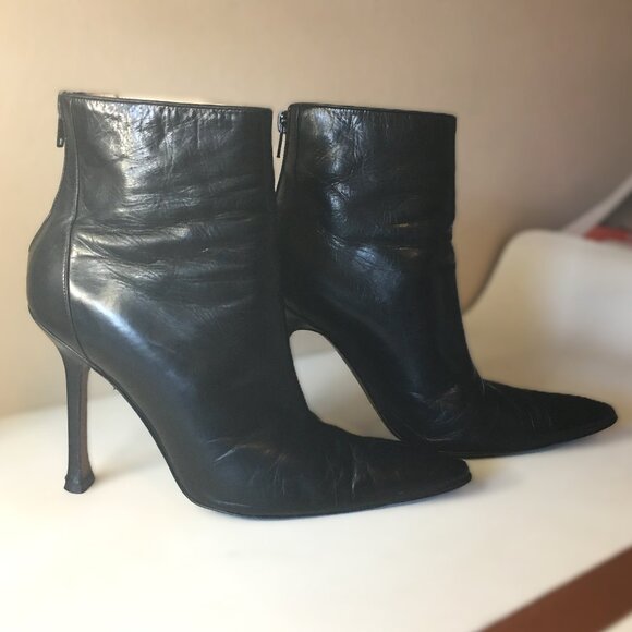 MANOLO BLAHNIK Black Leather Point Toe Ankle Boots  💋 SIZE 38 - Picture 2 of 16
